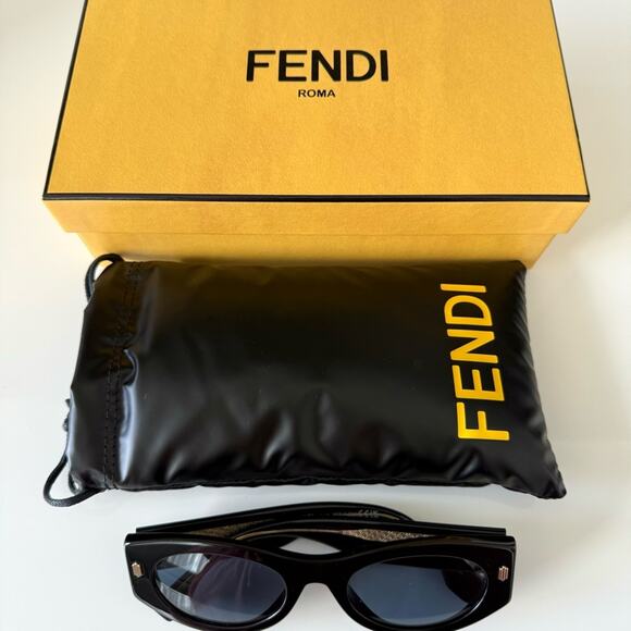 NWT!!! Fendi Sunglasses FE40125 01V Authentic Retail 380$ - Picture 8 of 8